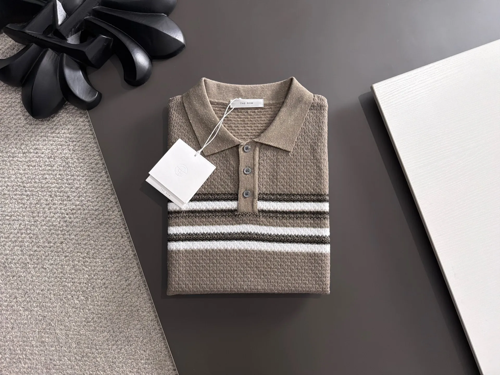 Shipping next day TR high quality - The Row 26ss New Arrival men's short-sleeved T-shirt. Like LP and BC, it belongs to the same old-money style top-notch light luxury brand. The New Arrival Original men's casual short-sleeved shirt is made of combed cotton yarn knitted imitation cotton fabric. Exclusive Premium custom-controlled raw materials. 14-needle precision knitting. The iconic waffle soul is woven. The three-dimensional texture flows with subtle light and shadow. Viewed from a distance, it is introverted. It shows when you touch it closely. It feels substantial when weighed. The upper body is also more textured than ordinary T-shirts. Fashionable Versatile Hot Sale. It is skin-friendly and comfortable to wear. Premium boutique. The upper body is made of Factory's fine workmanship. A must-have item for men. Complete with three standards. Sizes M-3XL